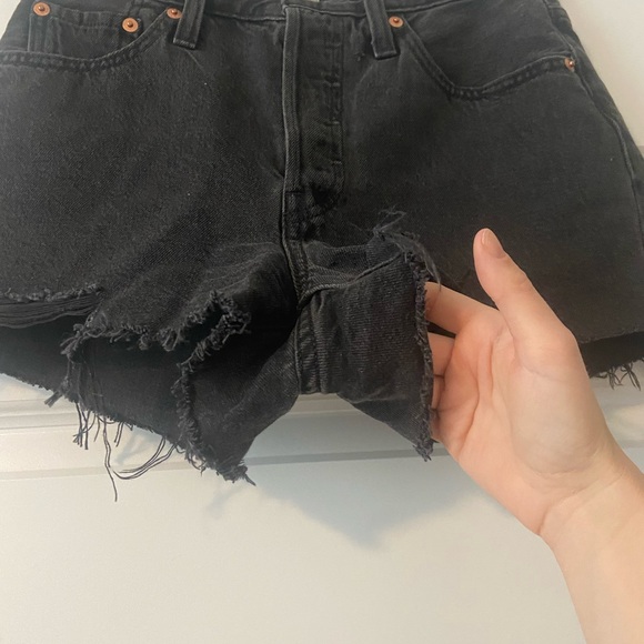 Levi’s 501 distressed black denim shorts - women’s size 25 NWOT - Picture 2 of 7